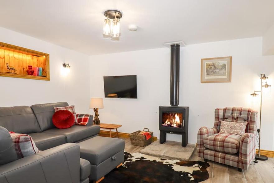 BAGTOR GRANARY, family friendly, with hot tub in Ilsington