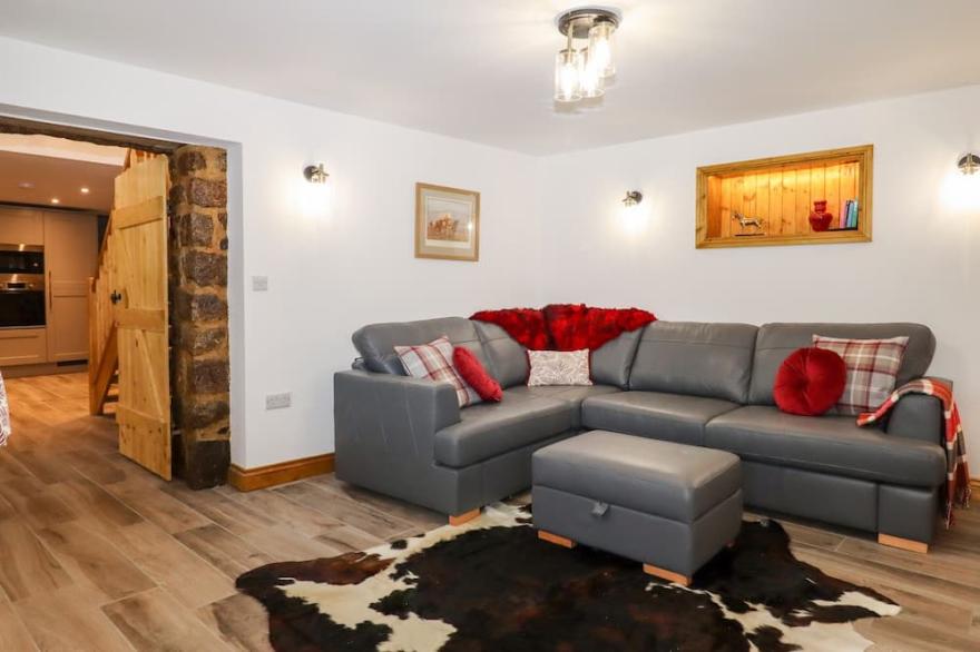BAGTOR GRANARY, family friendly, with hot tub in Ilsington