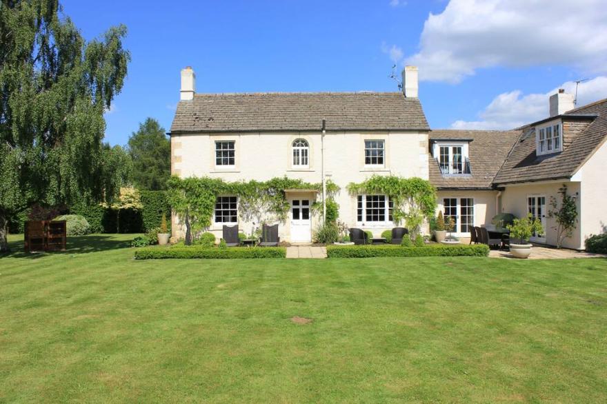 Newleaze Farm is an impressive family farmhouse with a large garden in a private rural setting.