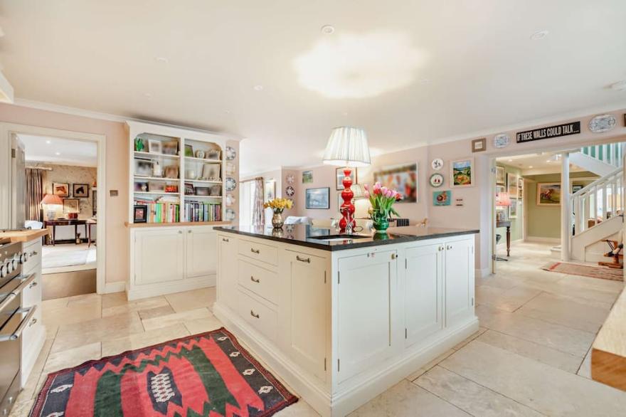 Newleaze Farm is an impressive family farmhouse with a large garden in a private rural setting.