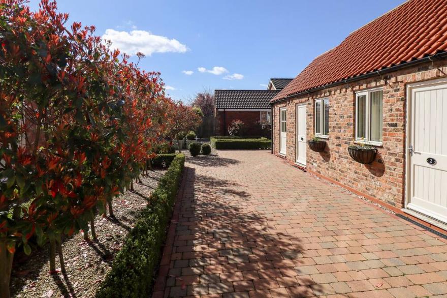 THE STABLES, romantic, character holiday cottage in North Somercotes