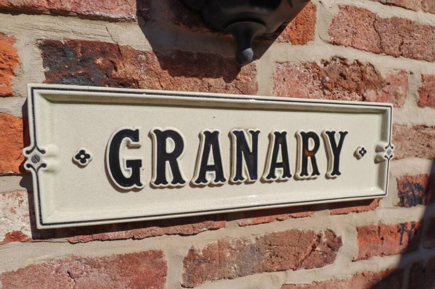 THE GRANARY, pet friendly, with a garden in North Somercotes