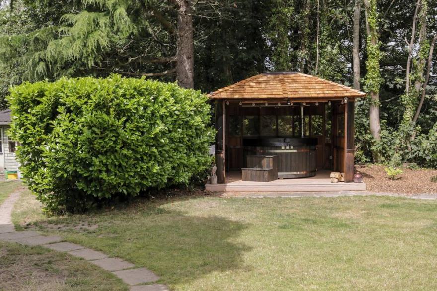 THE OLD STABLE, pet friendly, with hot tub in Conwy