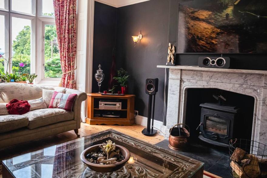LONSDALE VILLA RETREAT, pet friendly, with hot tub in Penrith