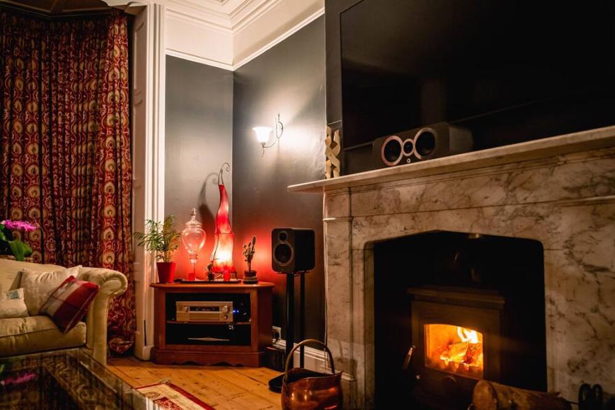 LONSDALE VILLA RETREAT, pet friendly, with hot tub in Penrith