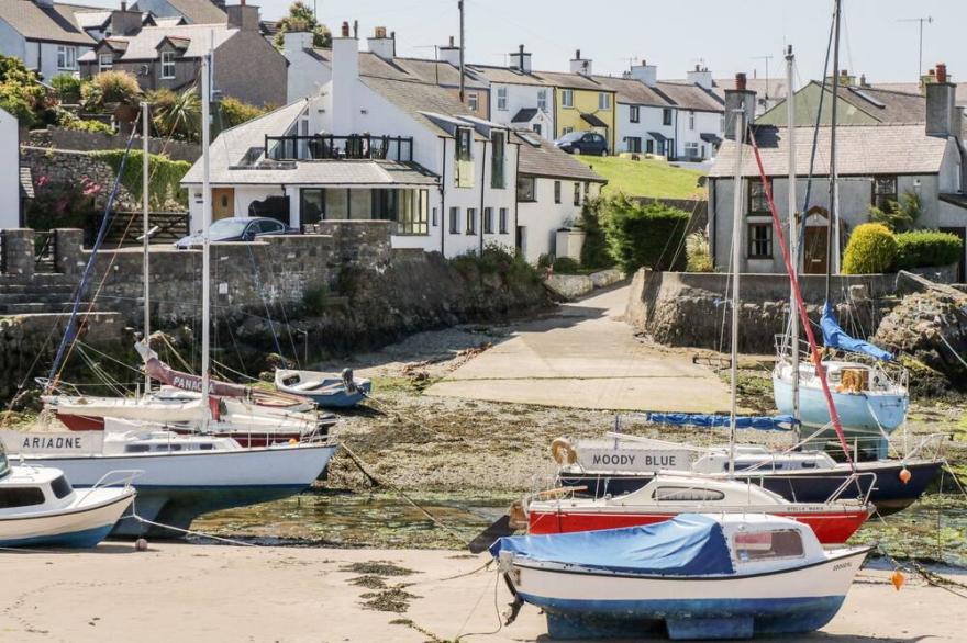 BRYN HYFRYD CARAVAN, family friendly, with a garden in Moelfre