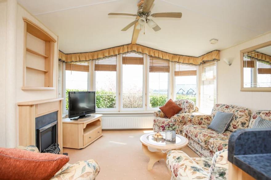 BRYN HYFRYD CARAVAN, family friendly, with a garden in Moelfre