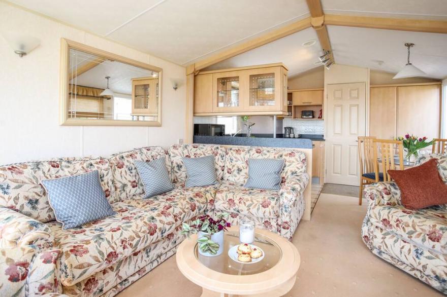 BRYN HYFRYD CARAVAN, family friendly, with a garden in Moelfre