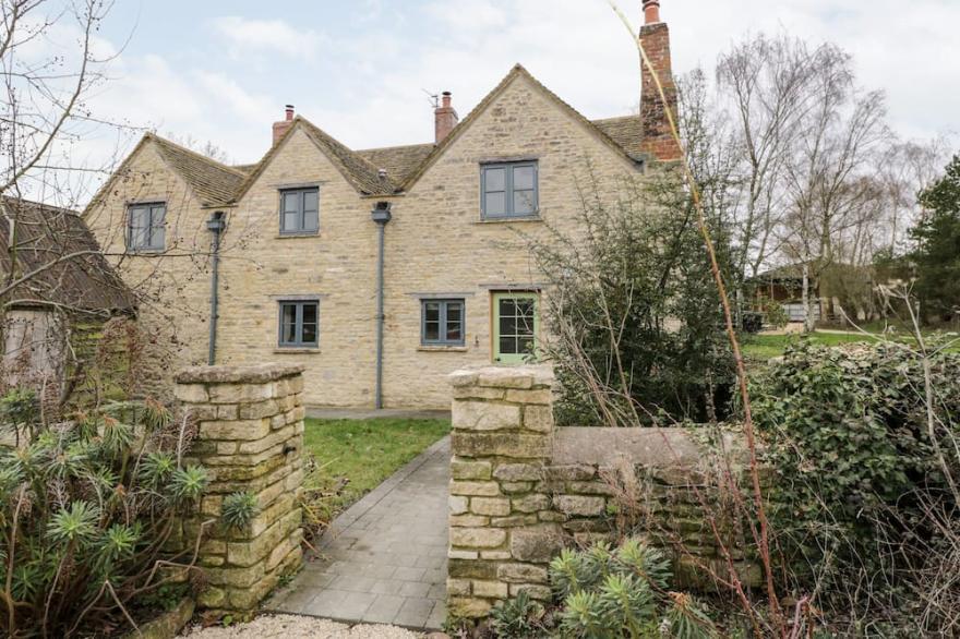 HIGH COGGES FARM HOLIDAY COTTAGES, pet friendly in Witney