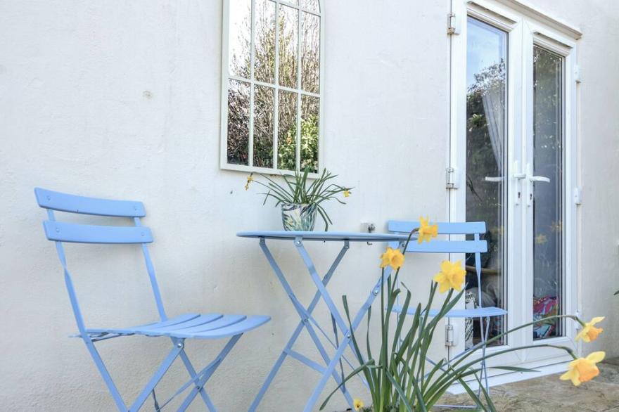MEADOW COTTAGE, pet friendly, character holiday cottage in Charmouth
