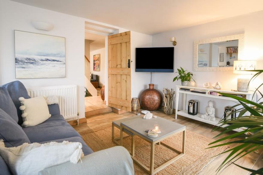 MEADOW COTTAGE, pet friendly, character holiday cottage in Charmouth