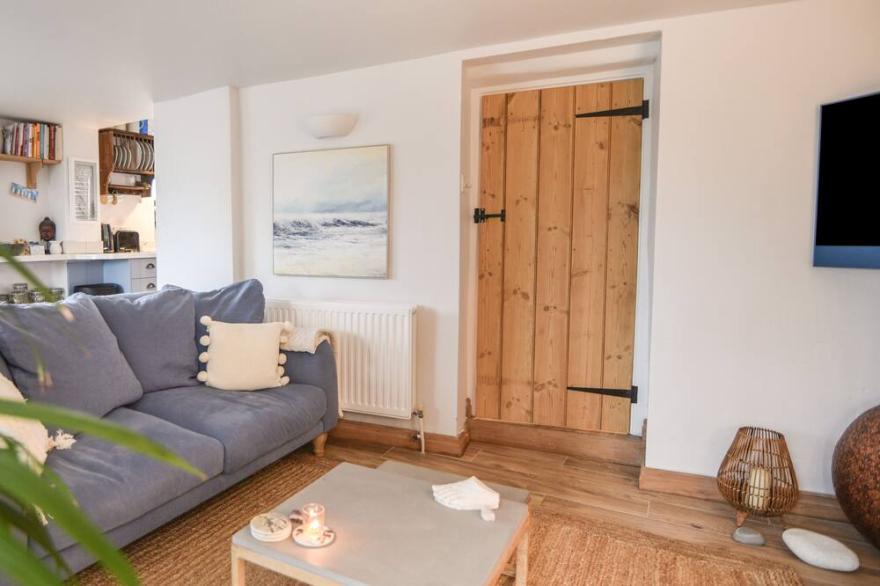MEADOW COTTAGE, pet friendly, character holiday cottage in Charmouth
