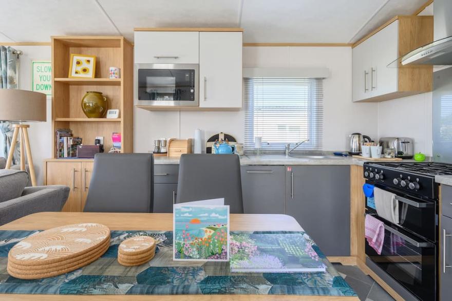 ROSE VIEW, family friendly, character holiday cottage in Goonhavern