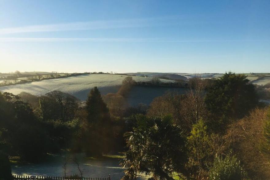 Characterful cottage 10 minutes walk into town, pet friendly!