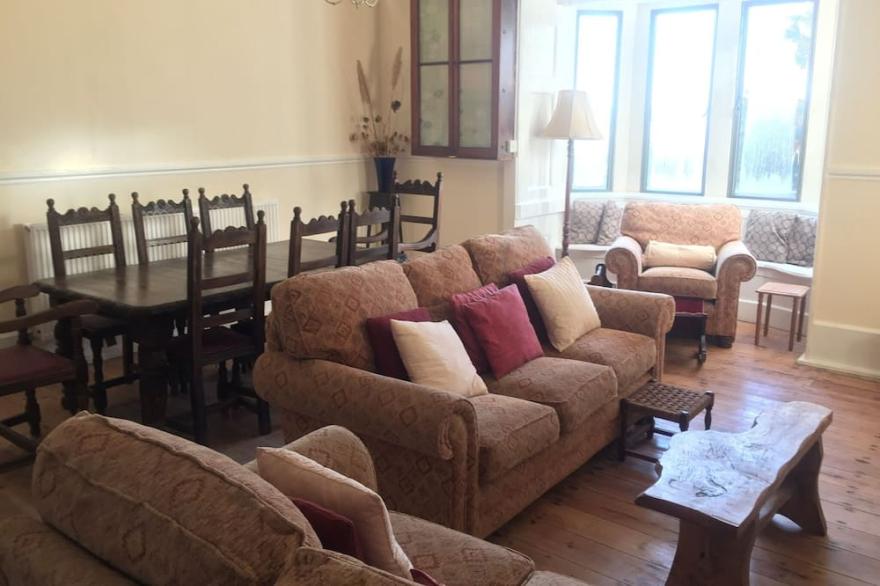 Characterful cottage 10 minutes walk into town, pet friendly!