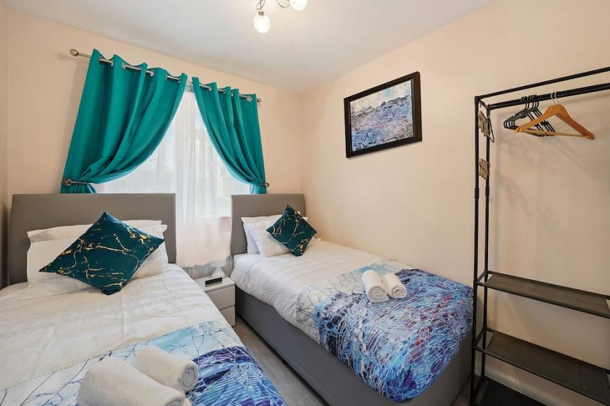 Three Bed Luxury Home in London 7 mins from train station