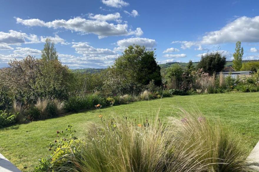NEW DEVON HOME: estuary views, 5mins from beach, landscaped gardens, play area..