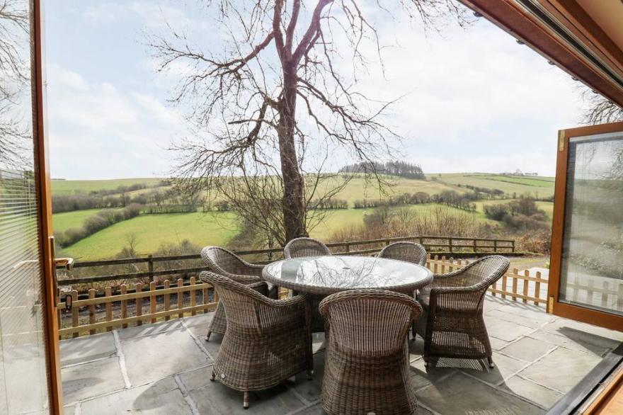 THE ORCHARD, pet friendly, luxury holiday cottage in Knighton