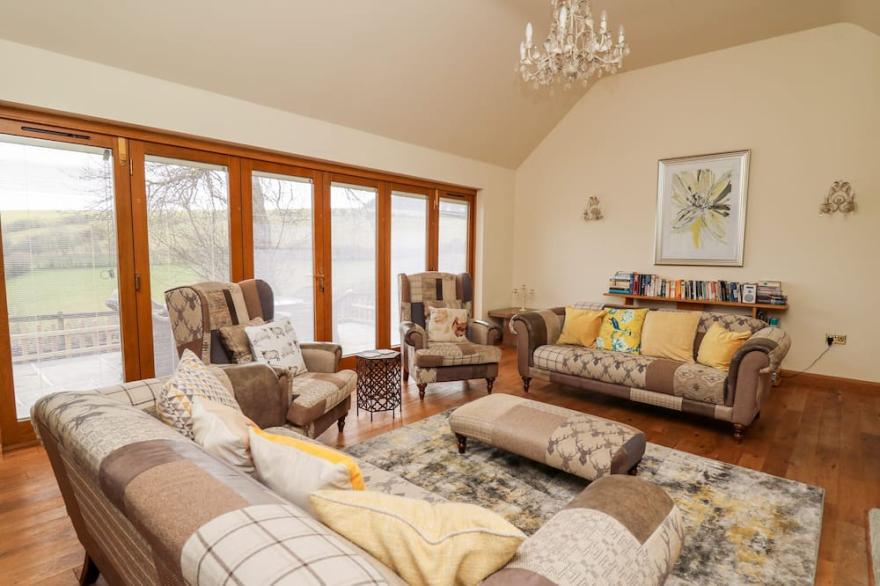 THE ORCHARD, pet friendly, luxury holiday cottage in Knighton
