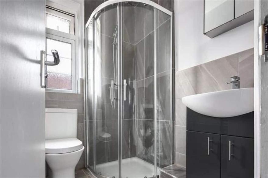 Limehouse: 4 Bedroom 3 Bathroom Townhouse with Private Garden