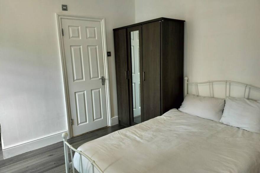 Limehouse: 4 Bedroom 3 Bathroom Townhouse with Private Garden