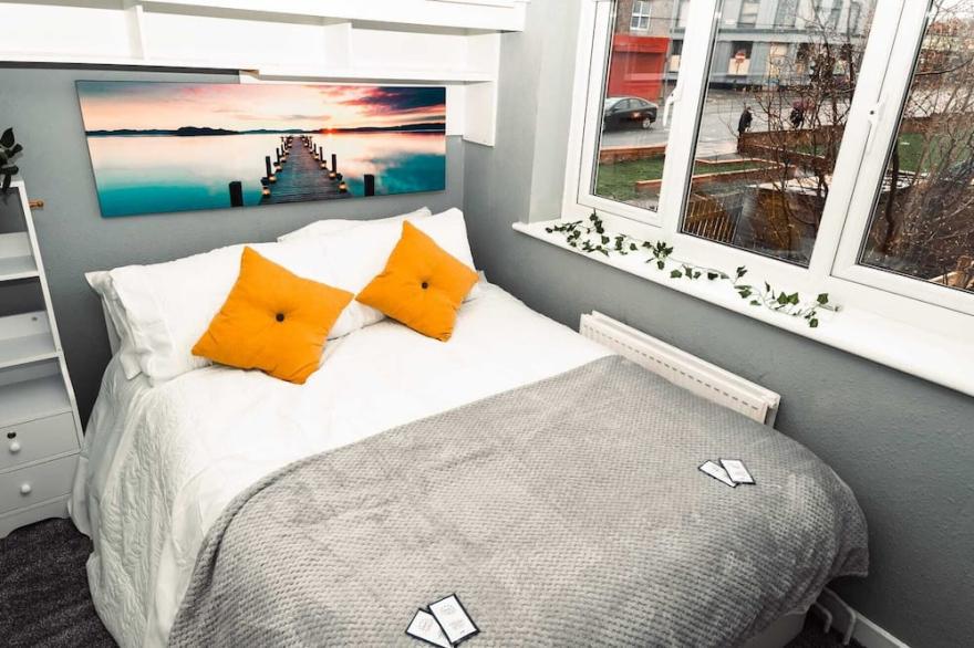 Lovely 2-BR House in Liverpool with Hot Tub!