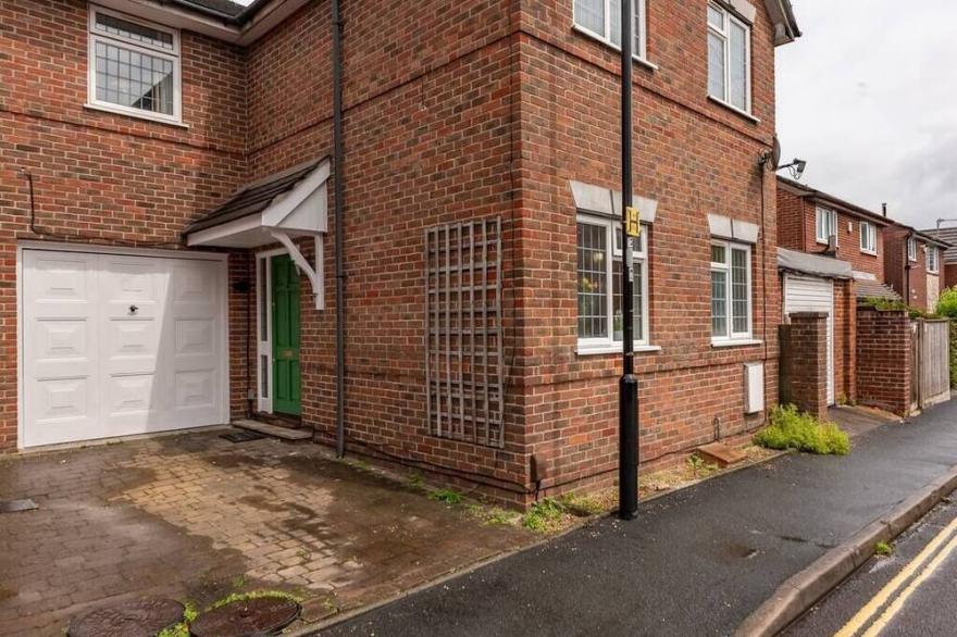 Luxury Southampton house with garden and parking