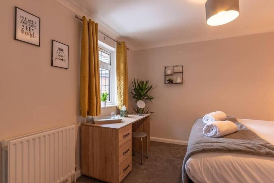 Luxury Southampton house with garden and parking