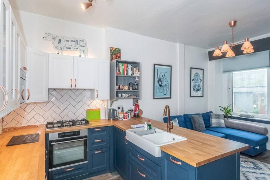Pass the Keys | Trendy Historic flat sleeps 4 to 6 near Leith Shore
