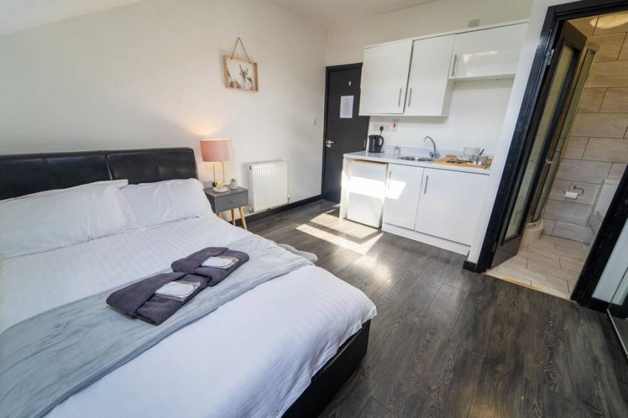 Studio available for short term right by UOB & QE!