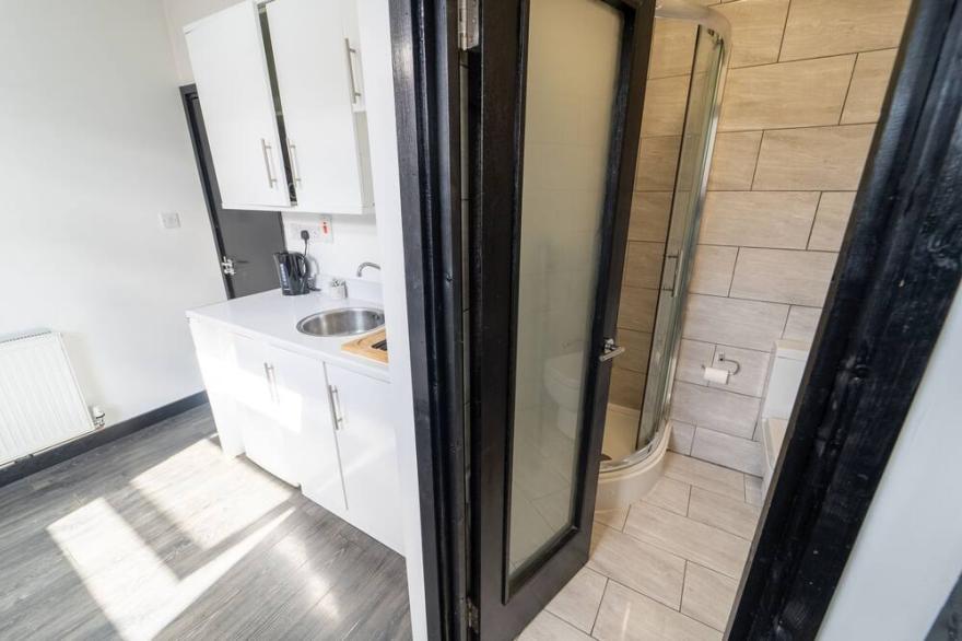 Studio available for short term right by UOB & QE!