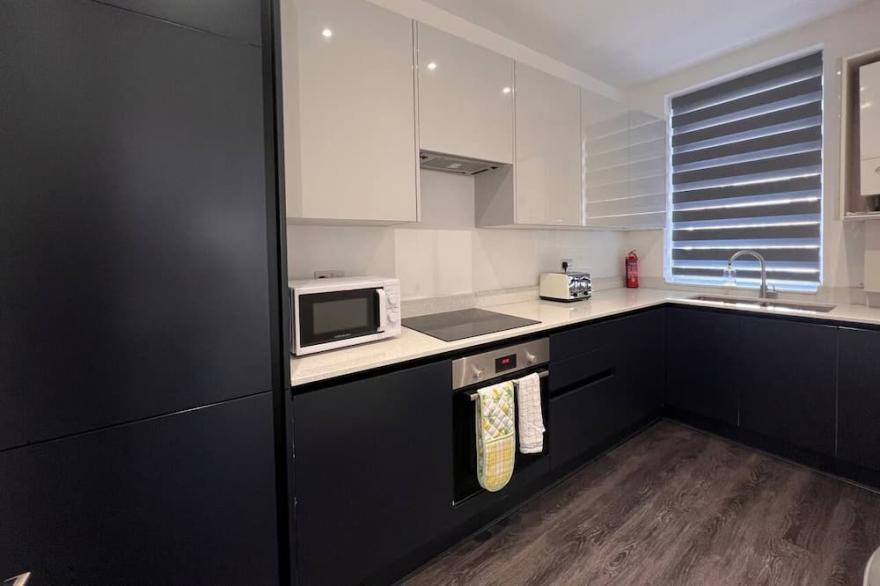 Modern 3BR 2BA w garden parking 5 min walk to tube