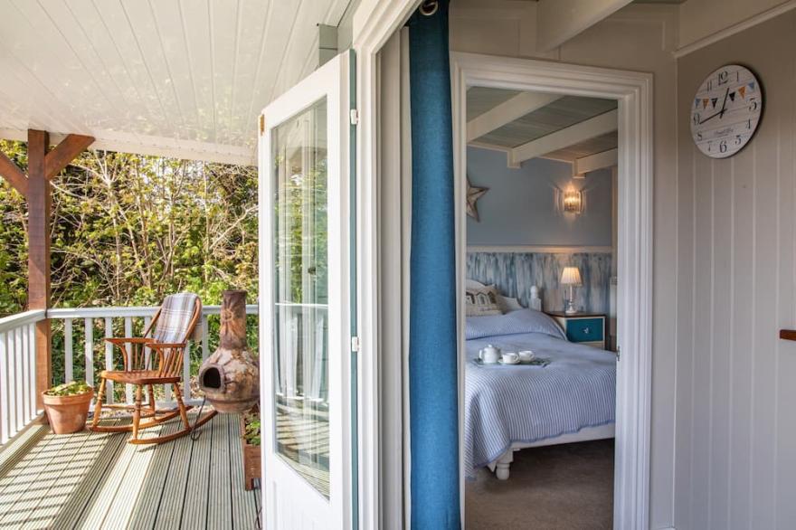 Cosy Lodge with beautiful views across the valley