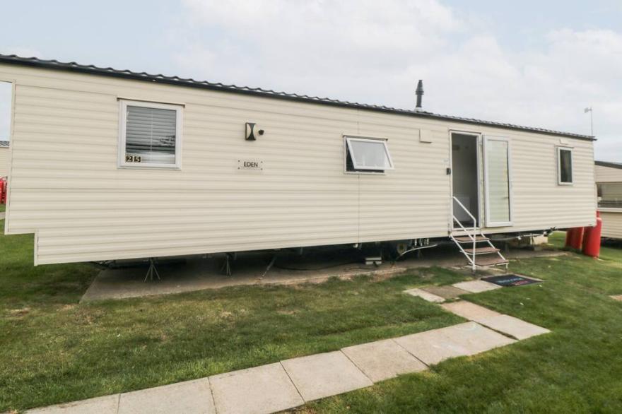 JAY 25, family friendly, country holiday cottage in Cayton