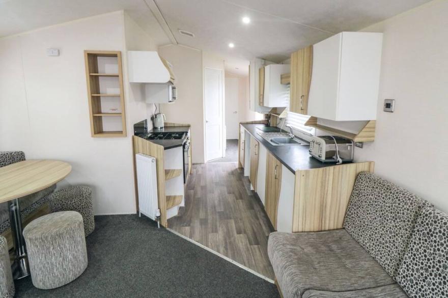 JAY 25, family friendly, country holiday cottage in Cayton