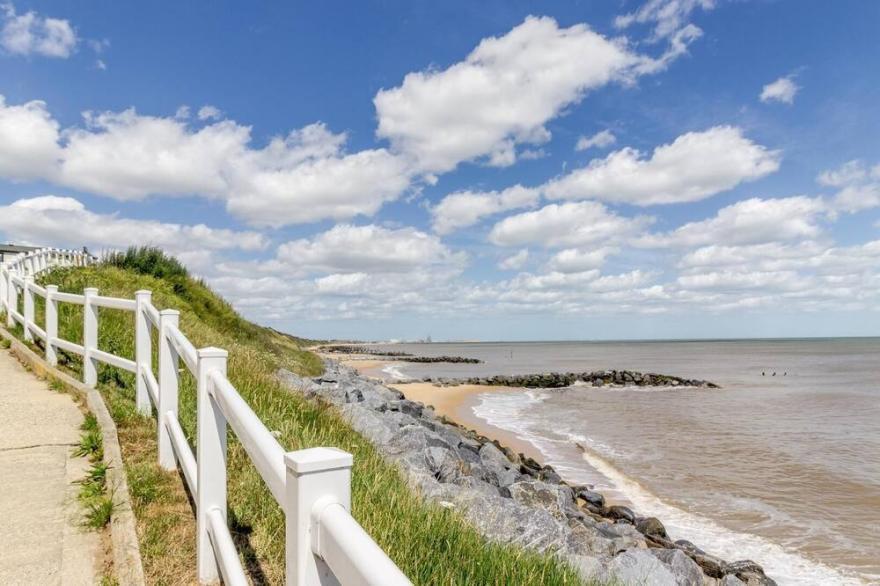 Great seaside 8 berth caravan at Haven Hopton-on-Sea in Norfolk ref 80010T