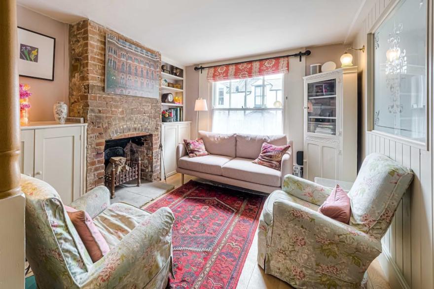 Tarrant St Cottage with lovely garden