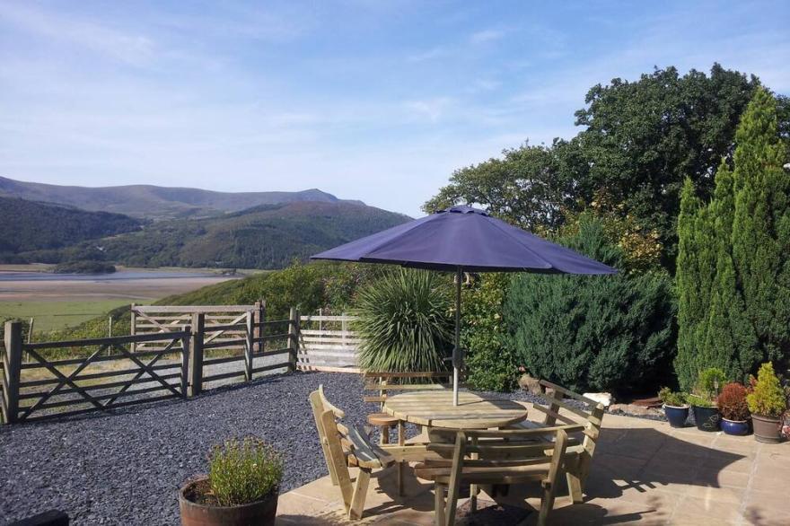 Pine Cottage - Exceptional Location In Snowdonia National Park Near Beaches