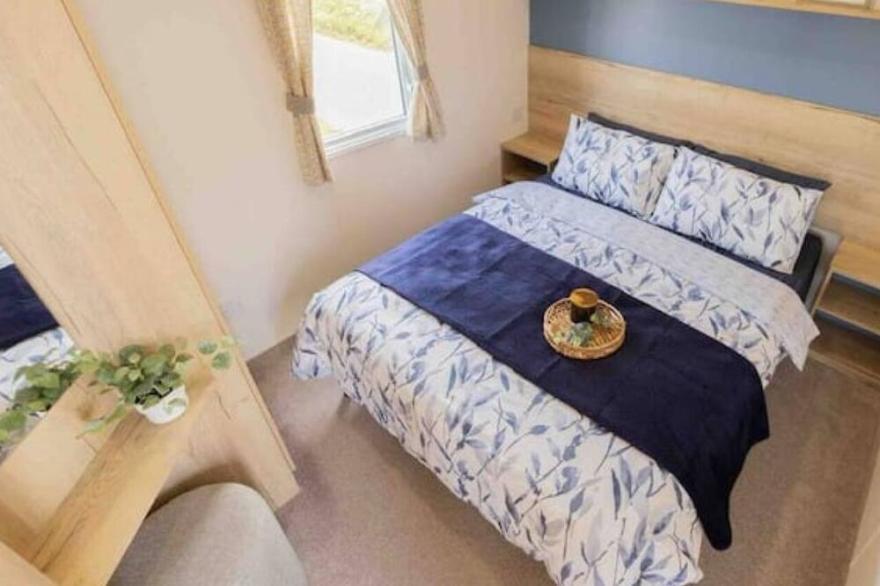 Deluxe 2 Bedroom Caravan Sleeps 6 with WI-FI