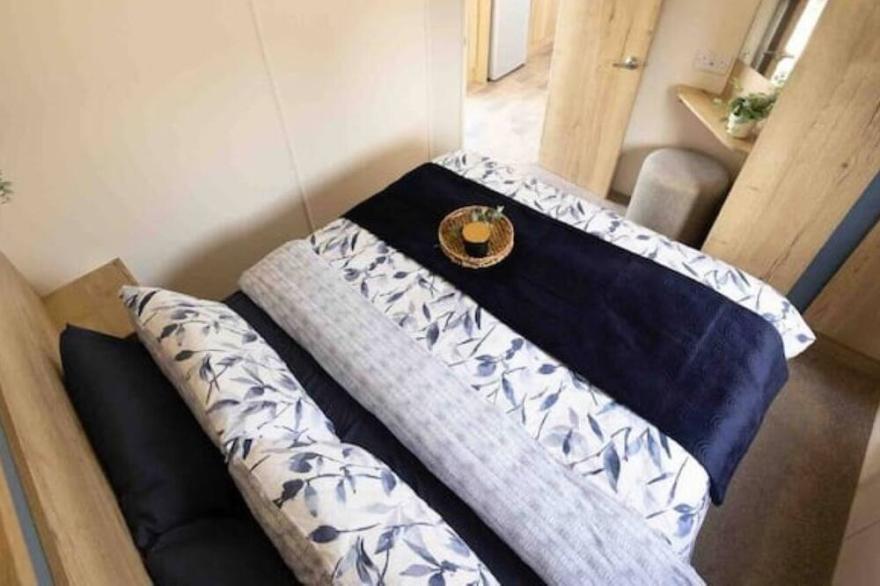 Deluxe 2 Bedroom Caravan Sleeps 6 with WI-FI