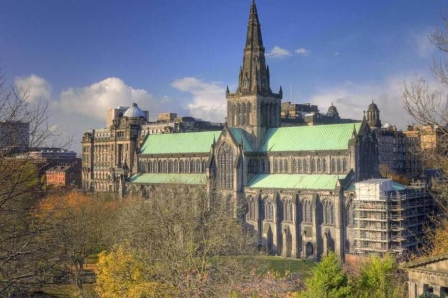 Fantastic Victorian Apartment next to Glasgow's Green Park .
