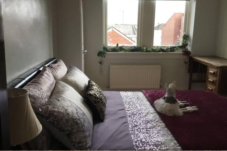 Fantastic Victorian Apartment next to Glasgow's Green Park .