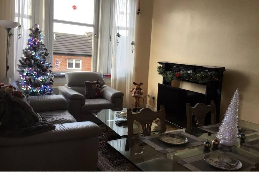 Fantastic Victorian Apartment next to Glasgow's Green Park .