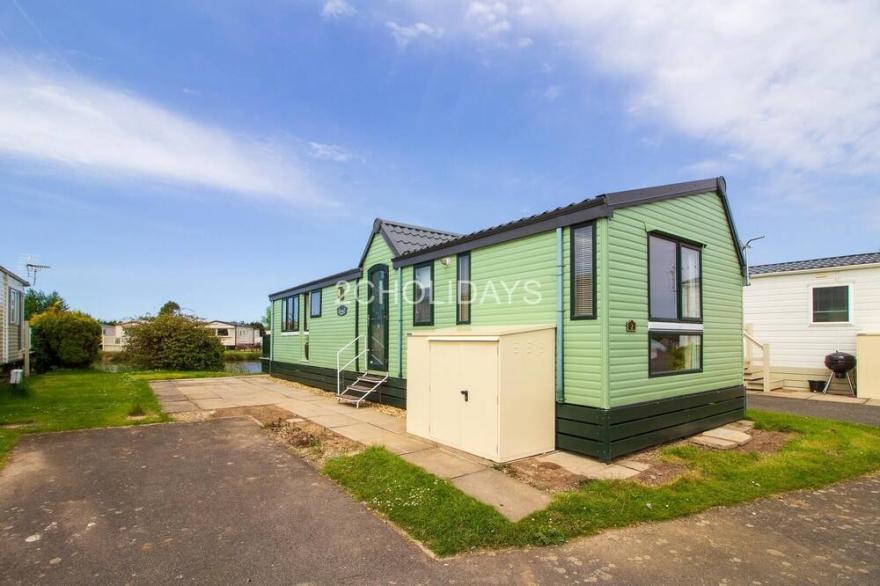 Fantastic caravan with stunning lake views at Southview Holiday Park ref 33002ML