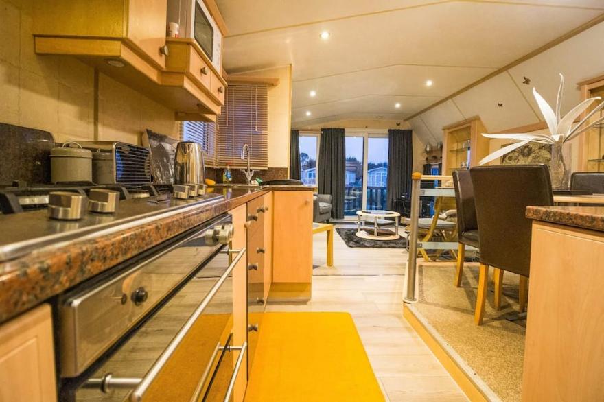 Fantastic caravan with stunning lake views at Southview Holiday Park ref 33002ML