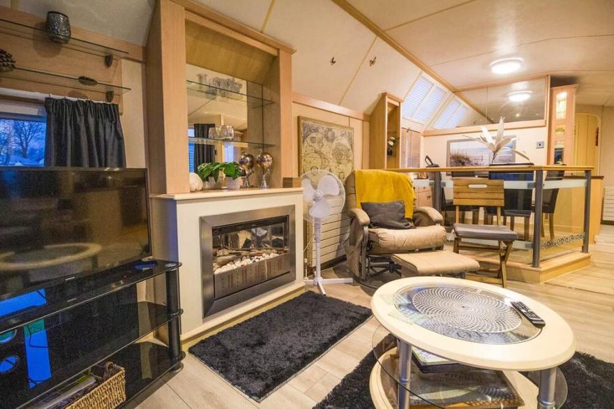 Fantastic caravan with stunning lake views at Southview Holiday Park ref 33002ML