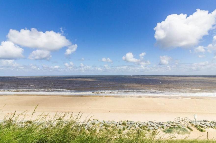 Superb 6 berth, dog friendly caravan for hire by the beach in Norfolk ref 50008M