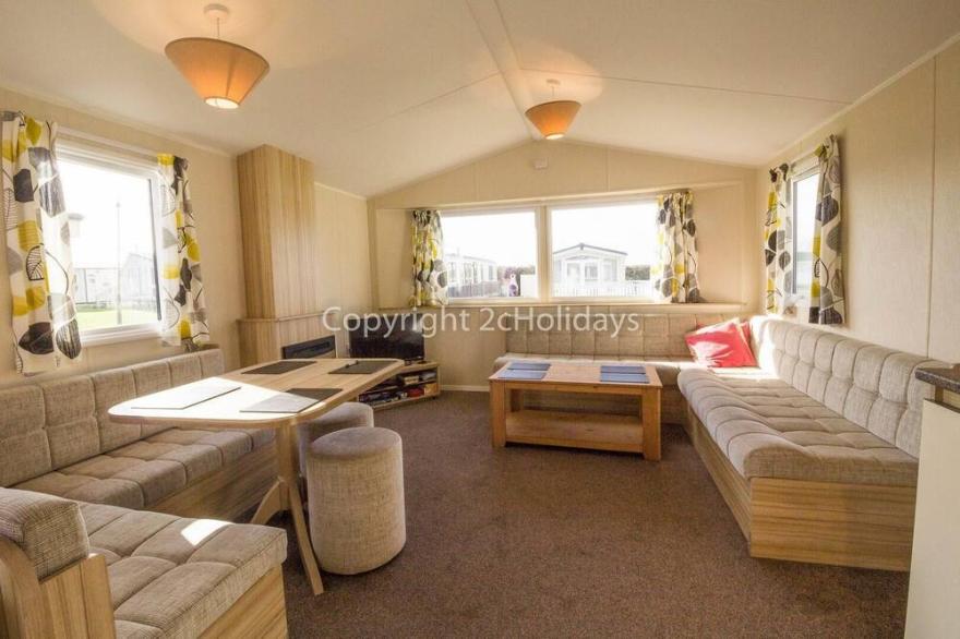 Superb 6 berth, dog friendly caravan for hire by the beach in Norfolk ref 50008M