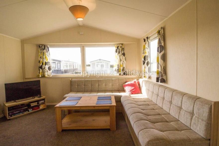 Superb 6 berth, dog friendly caravan for hire by the beach in Norfolk ref 50008M