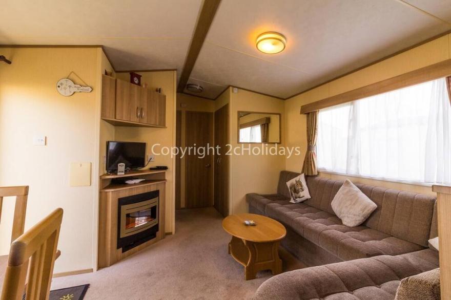 Spacious caravan by the sea at California Cliffs park in Norfolk ref 50017B